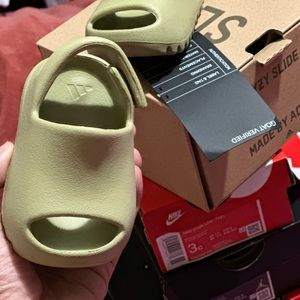 4k Yeezy Slide